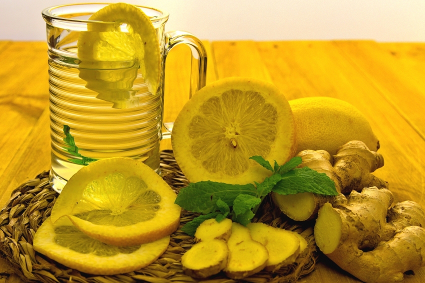 Zitronentee mit Ingwer und Kurkuma